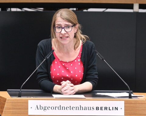 Franziska Brychcy diskutiert über Lehrermangel und unzureichende Entlastungsmaßnahmen in Berliner Schulen.