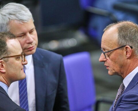 Friedrich Merz, Steffen Bilger und Jens Spahn diskutieren السياسية Themen der CDU in Berlin.