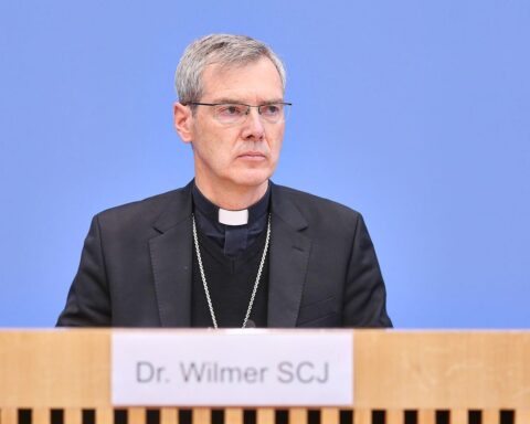 Papst Leo XIV. kündigt Enzyklika an; Heiner Wilmer thematisiert KI und Arbeitswelt.