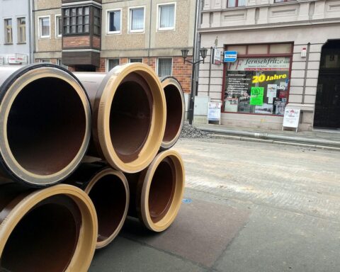 Wasserrohre und Infrastruktur für nachhaltiges Nahwärmenetz aus gereinigtem Abwasser in Borken.