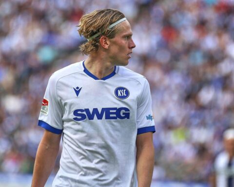 David Herold posiert in den Vereinsfarben von Borussia Mönchengladbach, lächelnd und optimistisch.