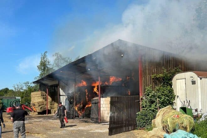 Brand einer Lagerhalle in Ratingen