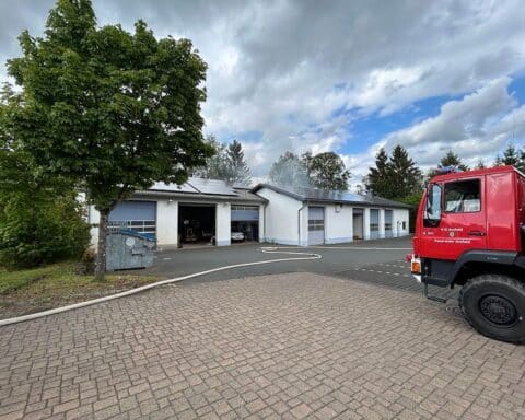 Brand eines Holzschuppens neben Bauhof in Arzfeld, Feuerwehr im Einsatz, erheblicher Sachschaden.