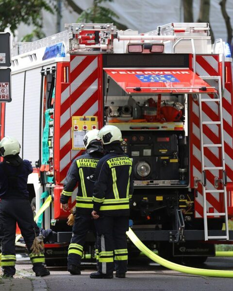 Feuerwehrlöschen kellerbrand, evakuierte Bewohner, stark verrußtes Mehrfamilienhaus, Polizei ermittelt Brandursache.