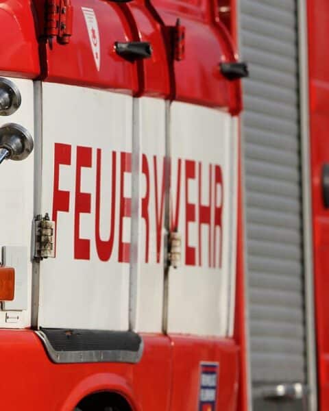 Feuerwehrleute löschen Brand in Restaurant, Lüftungsanlage entzündet, keine Verletzten, Sachschaden.