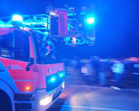 Brand in Monteursunterkunft, Feuerwehr im Einsatz, technischer Defekt als Ursache vermutet.