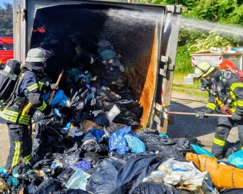 Feuerwehr löscht Brand in Müllpresse am Helios Klinikum Bonn, Einsatzkräfte im Einsatz.
