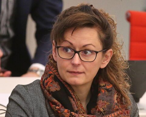 Umweltministerin Mittelstädt fordert Verbot von Einweg-E-Zigaretten wegen Umwelt- und Sicherheitsrisiken.
