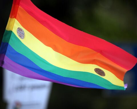 Regenbogenfahne vor dem Brandenburger Landtag, Symbol gegen Diskriminierung, Einigkeit für Vielfalt.