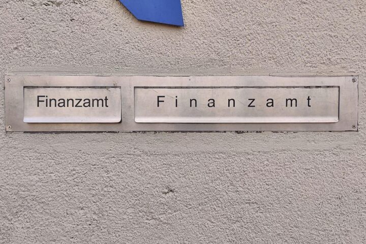 Bild eines Finanzamts mit Hinweis auf Ausbildungsplätze in Brandenburg für Finanzwirt.