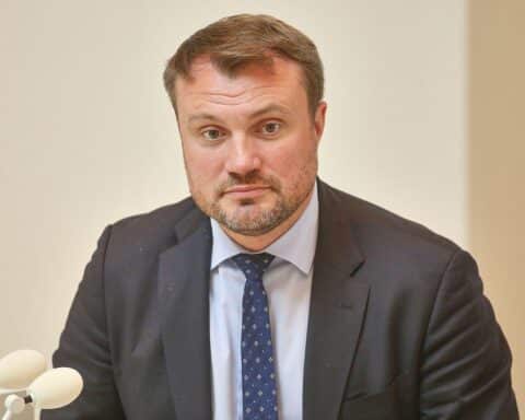Finanzminister Daniel Keller spricht über stabile Steuereinnahmen in Brandenburg trotz wirtschaftlicher Unsicherheiten.