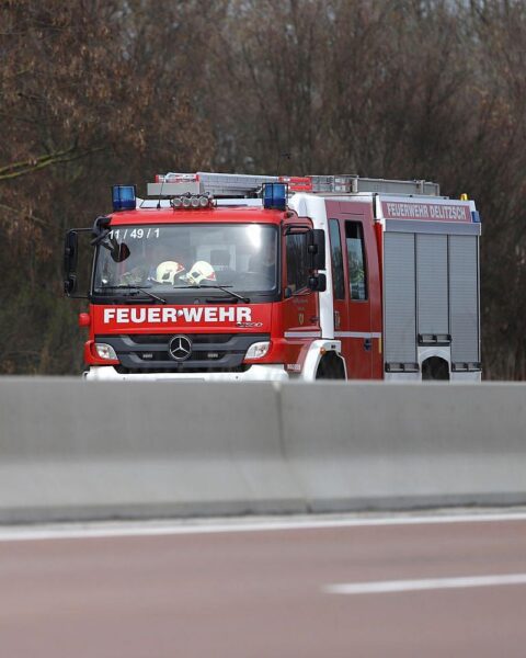 Feuerwehr im Einsatz bei mehreren Brandereignissen, Fahrzeuge und Gebäude betroffen, erheblicher Schaden.