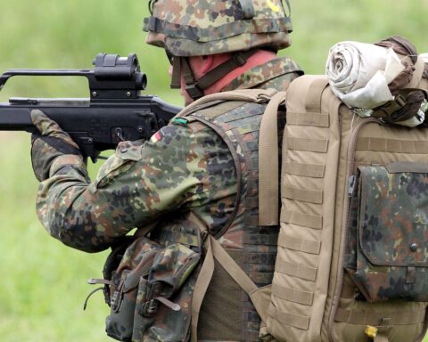 Ein Bundeswehrsoldat vor einem neuen Musterungszentrum in Braunschweig, symbolisiert die Rückkehr der Wehrpflicht.