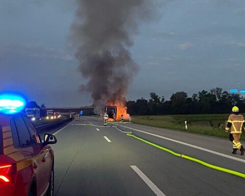Brennender LKW-Anhänger auf der Autobahn, Feuerwehr im Einsatz, keine Verletzten.