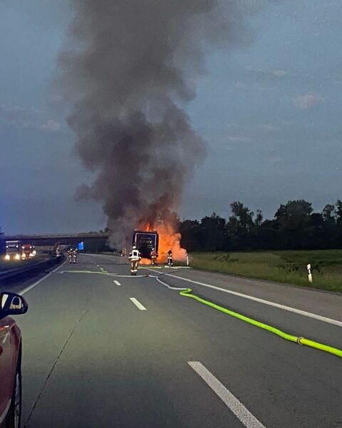 Brennender LKW-Anhänger auf der Autobahn, Feuerwehr im Einsatz, keine Verletzten.