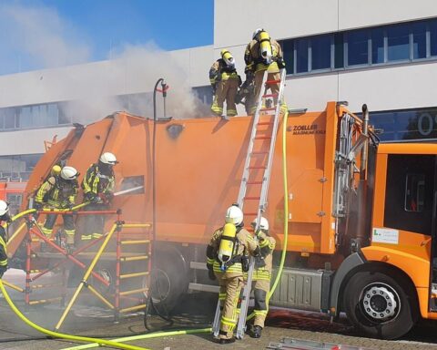 Brennender Müll-Lkw, Feuerwehr im Einsatz, Rauchwolken, Mülltrennung, Gefahr durch Akkus und Elektrogeräte.