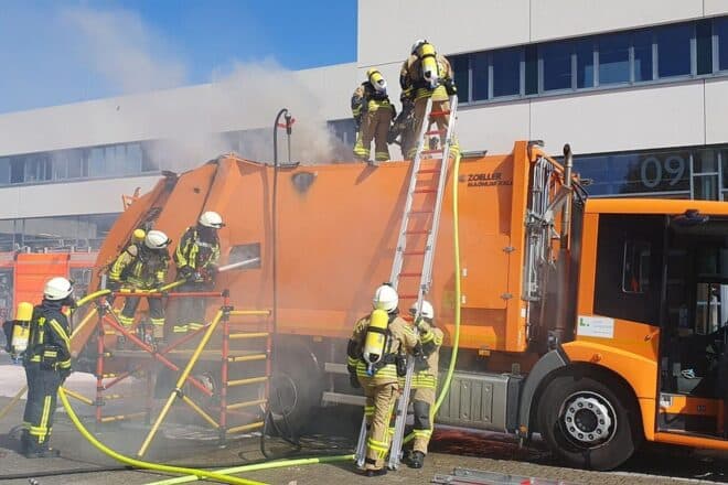 Brennendes Sperrmüllfahrzeug fährt zur Hauptfeuerwache in Langenfeld