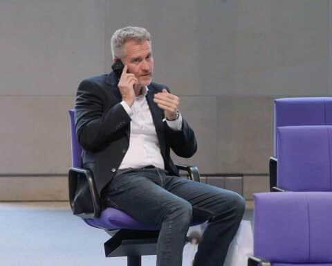 Petr Bystron, AfD-Politiker, symbolisiert die Einreiseverbote für rechtsextreme Redner in Großbritannien.