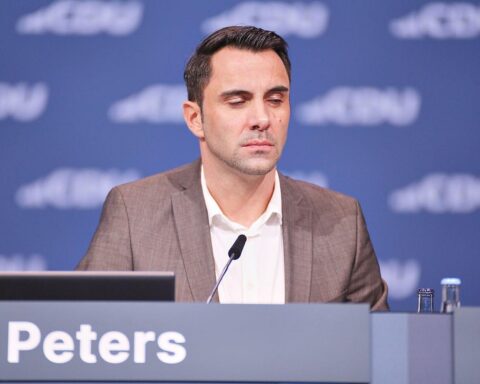 Daniel Peters diskutiert Walschutz und Umweltpolitik, kritisiert fragwürdige Rettungsaktionen und Genehmigungsverfahren.