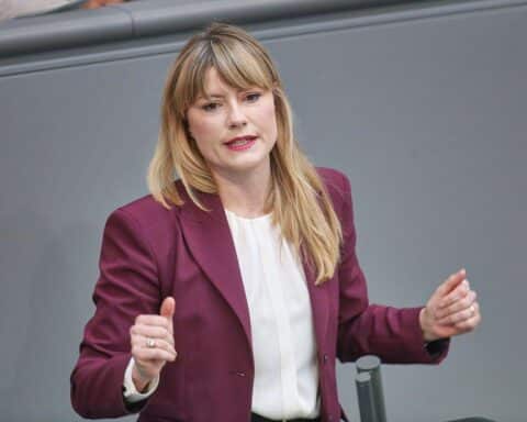 Clara Bünger fordert stärkere oppositionelle Kontrolle über Geheimdienste im Parlamentarischen Kontrollgremium.