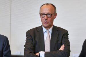 Friedrich Merz auf DGB-Bundeskongress: Buhrufe, Kritik an Reformen, Aufruf zur gesellschaftlichen Zusammenarbeit.