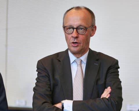 Friedrich Merz auf DGB-Bundeskongress: Buhrufe, Kritik an Reformen, Aufruf zur gesellschaftlichen Zusammenarbeit.