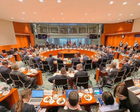 Bild von Ministerpräsidenten-Konferenz, Diskussion über Krisenbewältigung und öffentliche Kritik an Bundesregierung.