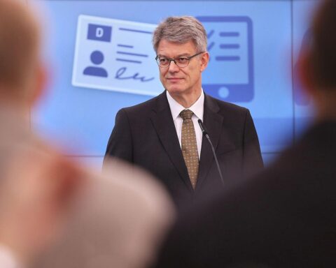Führerscheinreform: Patrick Schnieder erläutert kostensenkende Maßnahmen und digitale Änderungen im Fahrschulwesen.
