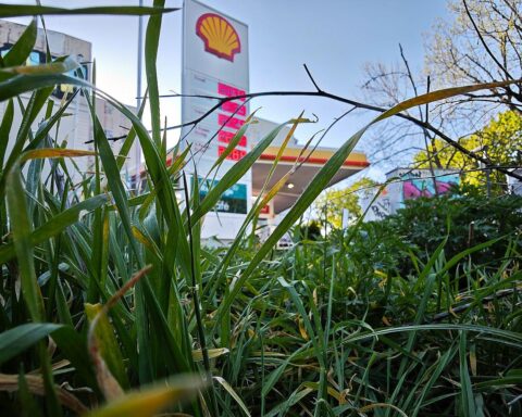Tankstelle mit Preisschildern, die gesunkene Kraftstoffpreise darstellen, symbolisieren Rückgang der Inflation.