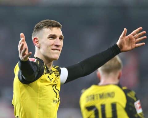 Dortmund jubelt über Vizemeisterschaft nach spannendem 3:2-Sieg gegen Eintracht Frankfurt im Stadion.