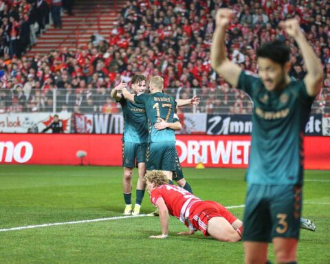 Fußballstadion mit Spielern im Wettkampf, Symbol für die Diskussion über die 50+1-Regel.