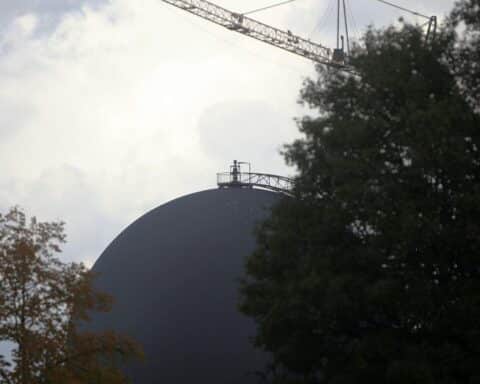 Gasspeicher mit sichtbarem Füllstand, Symbol für Deutschlands Energiesituation und aktuelle Diskussionen.