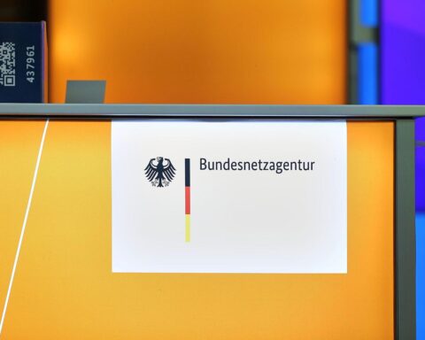 Klaus Müller warnt: Verzögerungen bei Kraftwerksausschreibungen könnten Kostensteigerungen für Verbraucher verursachen.