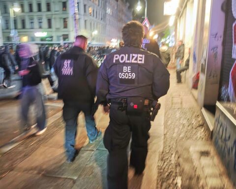 Demonstration in Berlin, starke Polizeipräsenz, mögliche Krawalle am 1. Mai.