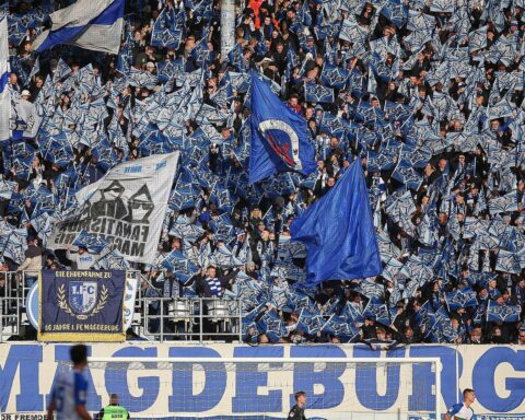 Fußballfans am Bahnhof, bereit zur Anreise zur Partie 1. FC Magdeburg gegen Kaiserslautern.