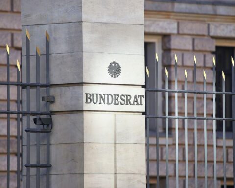 Bundesrat-Bau, Verzögerungen, Baustelle, Projekte, Architektur, Berlin, Besucherzentrum, Metall-Glas-Fassade, Bauarbeiten.