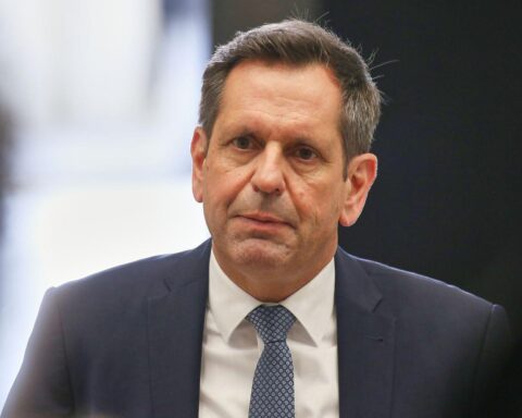 Symbolbild von Olaf Lies, Niedersächsischer Justizminister, mit Fokus auf betriebliche Mitbestimmung.