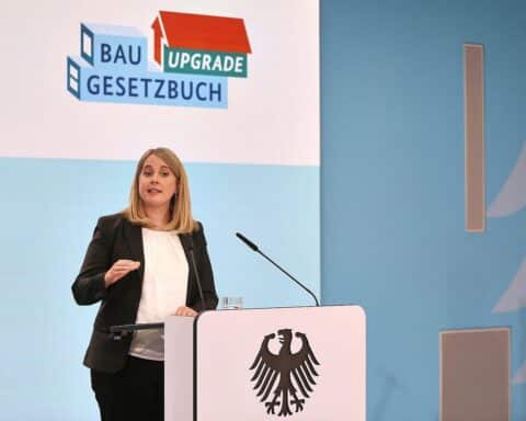 Verena Hubertz präsentiert die Baugesetzbuch-Reform zur Förderung des Wohnungsbaus und kommunaler Planung.
