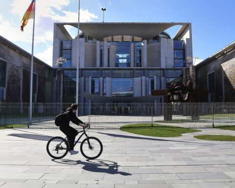 Bundeskanzleramt in Berlin; Regierung klärt weitere Schritte zur Entlastungsprämie nach Ablehnung.