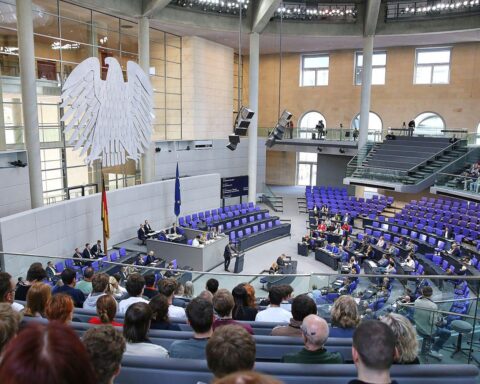 Bundestagsabgeordnete bei Sitzung zur Apothekenreform, Fokus auf Gesundheitsversorgung und Unterstützung ländlicher Apotheken.