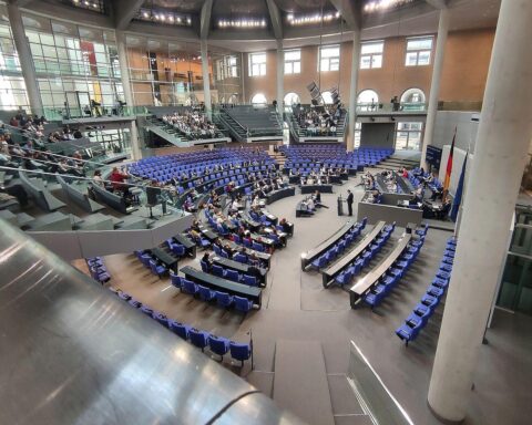 Bundestagsabgeordneten diskutieren Gesetz gegen häusliche Gewalt und elektronische Fußfesseln.