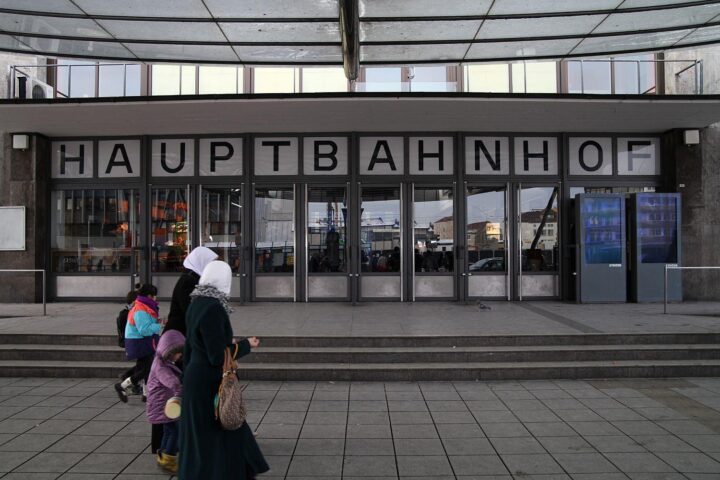 Frauen mit Kopftuch vor dem Ulmer Hbf, symbolisieren kulturelle Vielfalt und Urbanität in Deutschland.