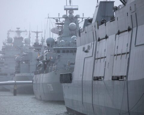 Deutsche Kriegsschiffe im Hafen: Symbol für Rüstungsinvestitionen ohne parlamentarische Aufsicht.