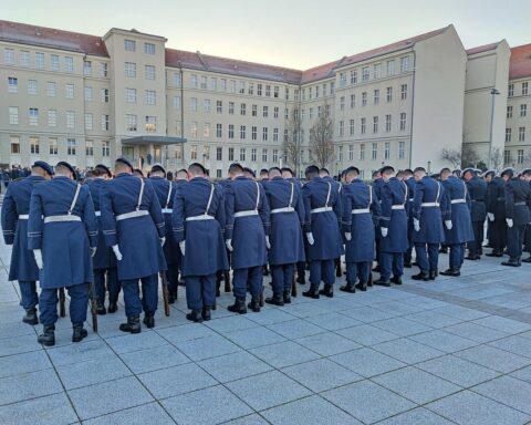 Bußgeldandrohung für Männer: Wehrdienst-Fragebogen der Bundeswehr, hohe Rücklaufquote, verpflichtend ausfüllen.
