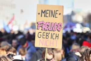 Schüler demonstrieren gegen Wehrdienstpläne, halten Transparente und zeigen ihre Ablehnung.