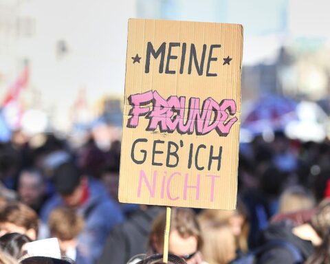 Schüler demonstrieren gegen Wehrdienstpläne, halten Transparente und zeigen ihre Ablehnung.
