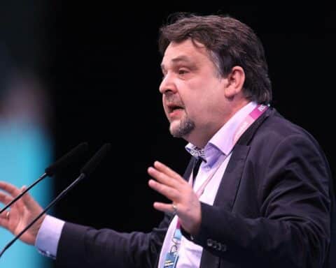 Dennis Radtke präsentiert CDU-Infobroschüre, konfrontiert AfD mit Fakten und Originalzitaten.
