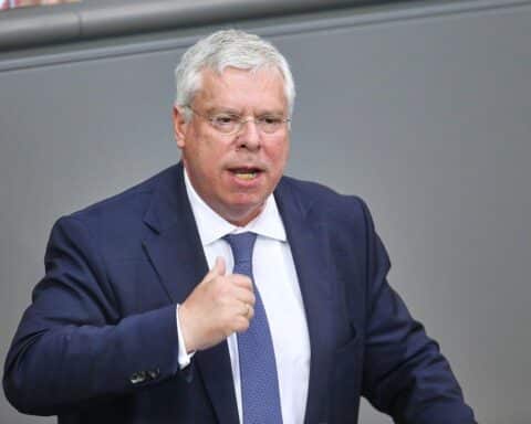 Jürgen Hardt kritisiert Putin: "Zivilisationsbruch" im Ukraine-Krieg. Fokus auf humanitären Maßstab.
