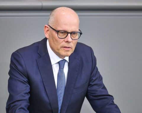 Peter Beyer spricht über den Abzug von US-Soldaten aus Deutschland und geopolitische Veränderungen.