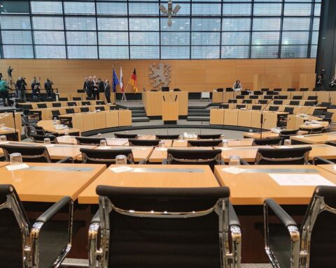 Thüringer Landtag, Politiker diskutieren Erinnerungsprojekte, Denkmalpflege und Bildung zur Erinnerungskultur.